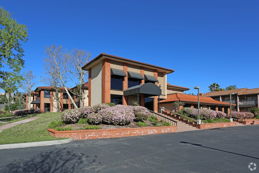 1667 S Mission Rd, Fallbrook, CA à louer - Photo du bâtiment - Image 3 de 9