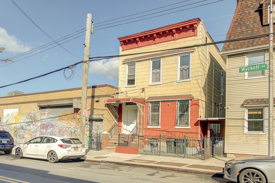1055 Wyckoff Ave, Ridgewood, NY à vendre - Photo du bâtiment - Image 2 de 6