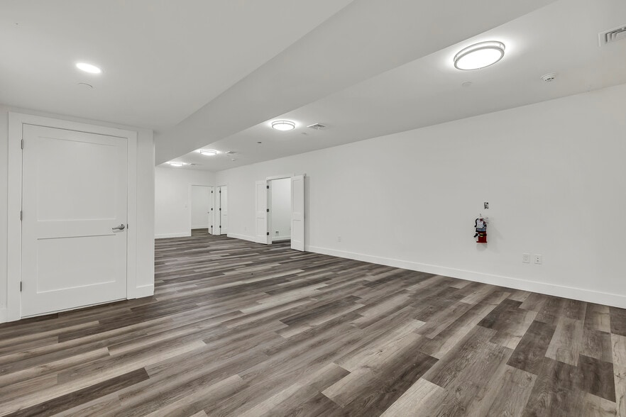 533 Greenwich St, Hempstead, NY for lease - Interior Photo - Image 2 of 22