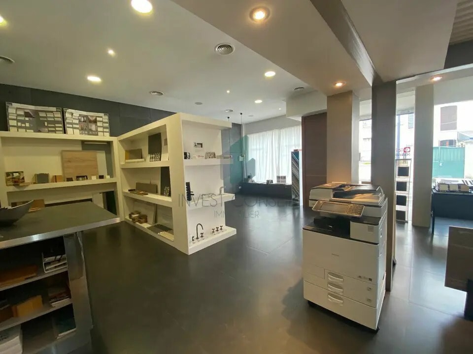 Retail in Bois-Colombes for lease Interior Photo- Image 1 of 13