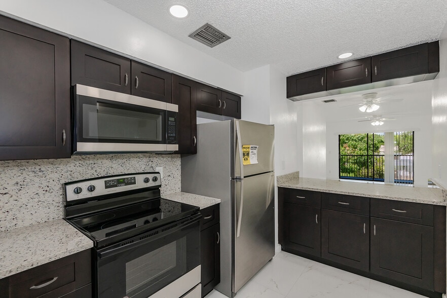 10675-10687 Royal Palm Blvd, Coral Springs, FL for sale - Building Photo - Image 2 of 30