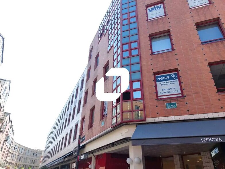 Office in Montigny-le-Bretonneux for lease - Building Photo - Image 2 of 9