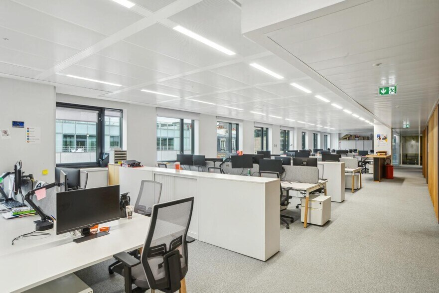 Bureau dans Levallois-Perret à louer - Photo du bâtiment - Image 2 de 29