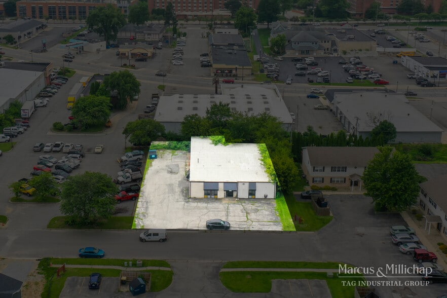 1608 Firestone Ln, Valparaiso, IN à vendre - Photo du bâtiment - Image 2 de 5