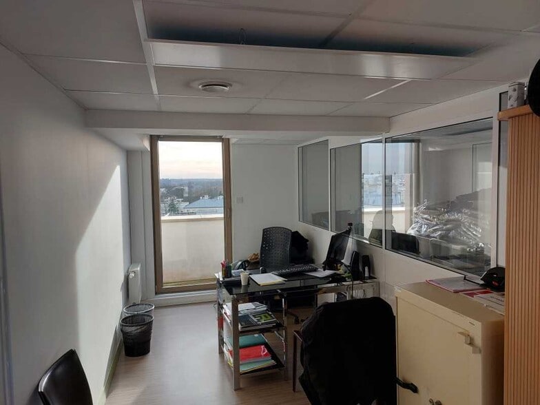 Office in Vincennes for lease - Interior Photo - Image 2 of 10