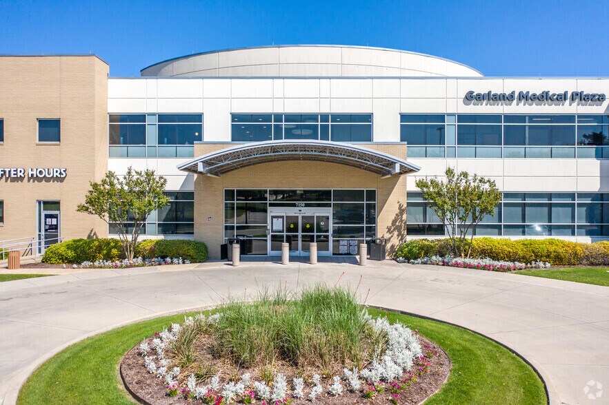 7150 N President George Bush Tpke, Garland, TX à louer - Photo du bâtiment - Image 3 de 7