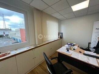 Plus de détails pour 18 Avenue Roger Hennequin, Trappes - Bureau à louer