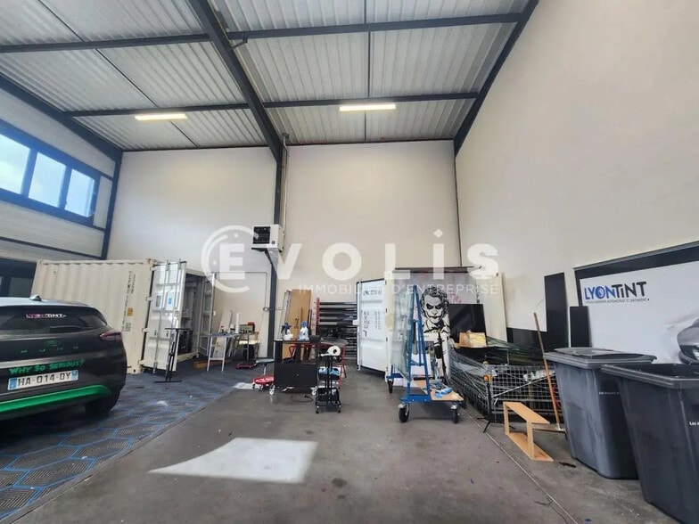 61 Rue Mathieu Dussurgey, Saint-Fons for sale - Building Photo - Image 3 of 9