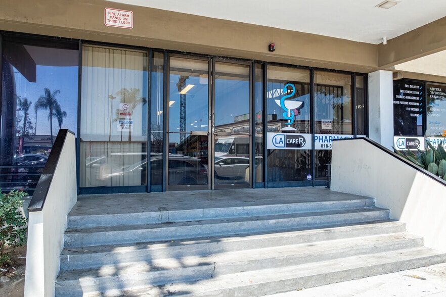 15243 Vanowen St, Van Nuys, CA à louer - Photo du bâtiment - Image 3 de 3