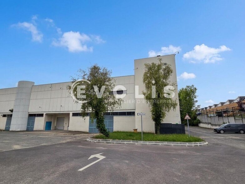 Bureau dans Vitry-sur-Seine à vendre - Photo du bâtiment - Image 2 de 9