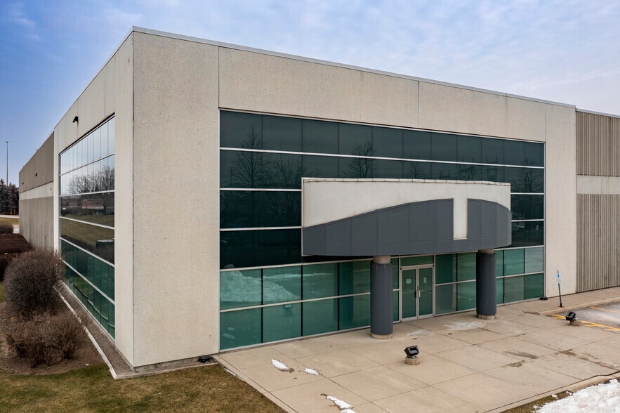 350 Parkhurst Sq, Brampton, ON for lease - Building Photo - Image 3 of 4