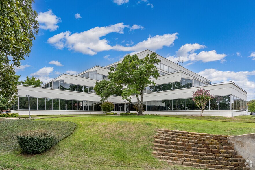 1301 S Bowen Rd, Arlington, TX à louer - Photo du bâtiment - Image 2 de 15