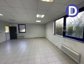 Office in La Maxe for lease Interior Photo- Image 1 of 4