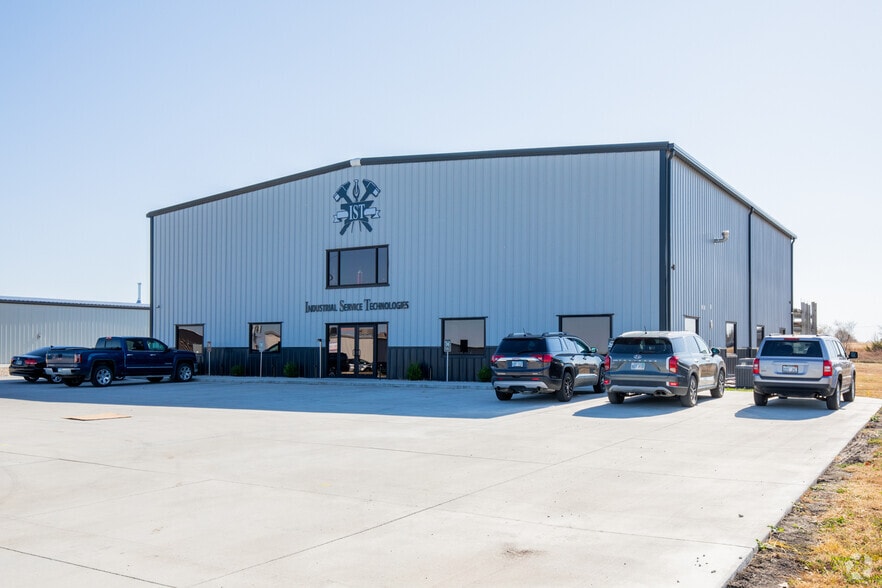 1650 Commerce Dr, Tonganoxie, KS for sale - Primary Photo - Image 1 of 14