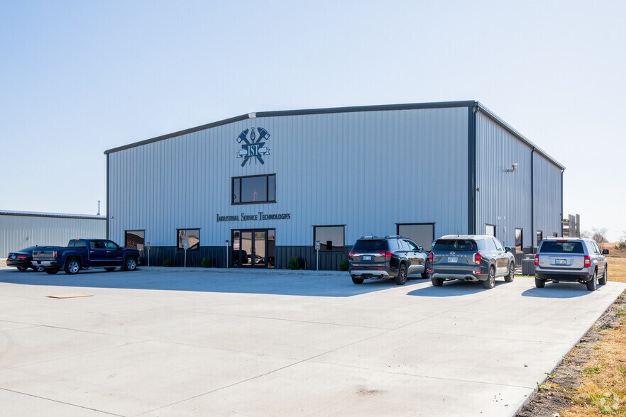 Tonganoxie Industrial Portfolio portefeuille de 3 propriétés à vendre sur LoopNet.ca - Photo principale - Image 2 de 3