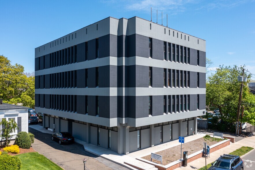 10 Mott Ave, Norwalk, CT à louer - Photo du bâtiment - Image 3 de 8