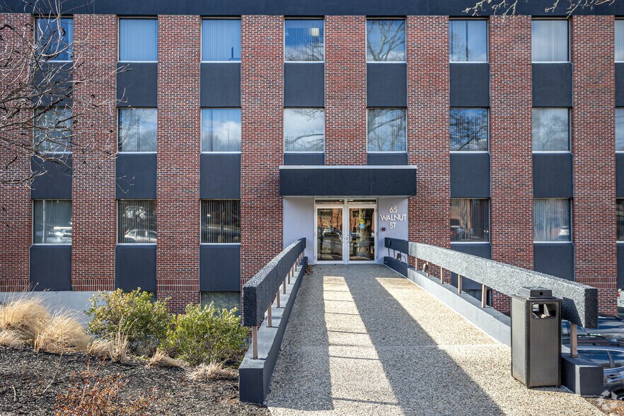 65 Walnut St, Wellesley, MA à louer - Photo du bâtiment - Image 3 de 5