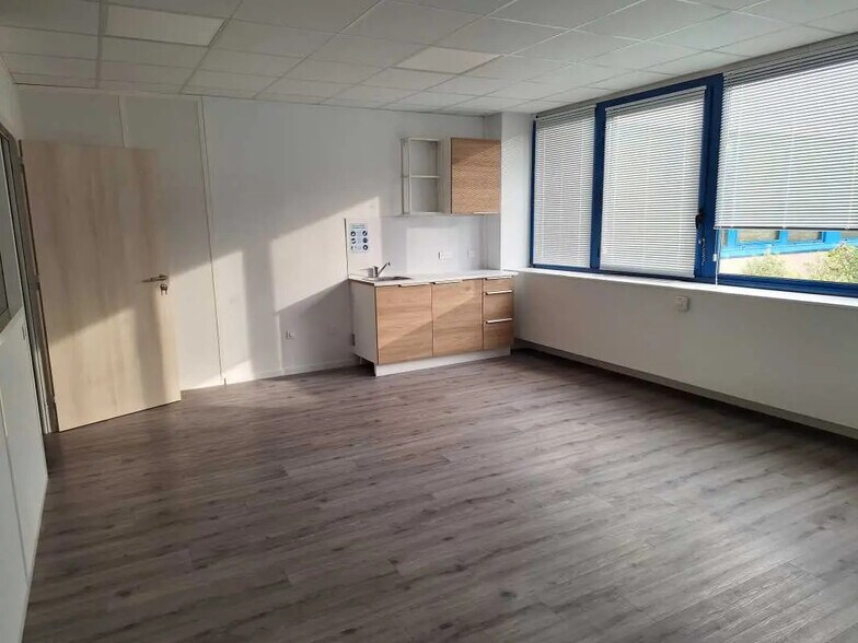 Office in Mérignac for lease - Interior Photo - Image 2 of 6