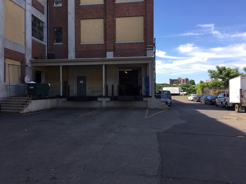238 Lindbergh Pl, Paterson, NJ à louer - Photo du bâtiment - Image 3 de 5