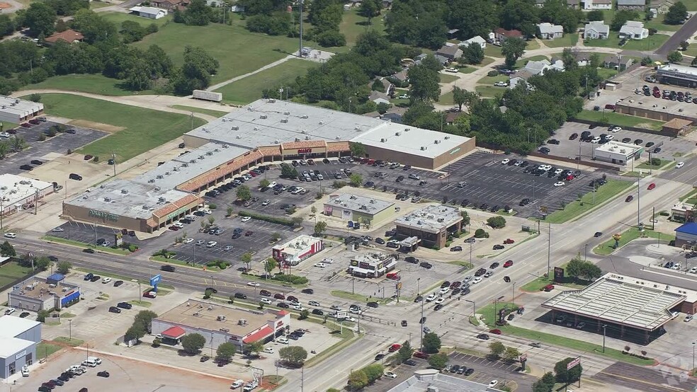 1300-1401 Gateway Plz, Midwest City, OK for sale - Aerial Video - Image 2 of 11