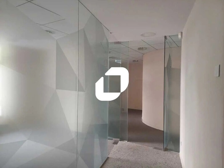 Retail in Montigny-le-Bretonneux for lease - Building Photo - Image 2 of 4