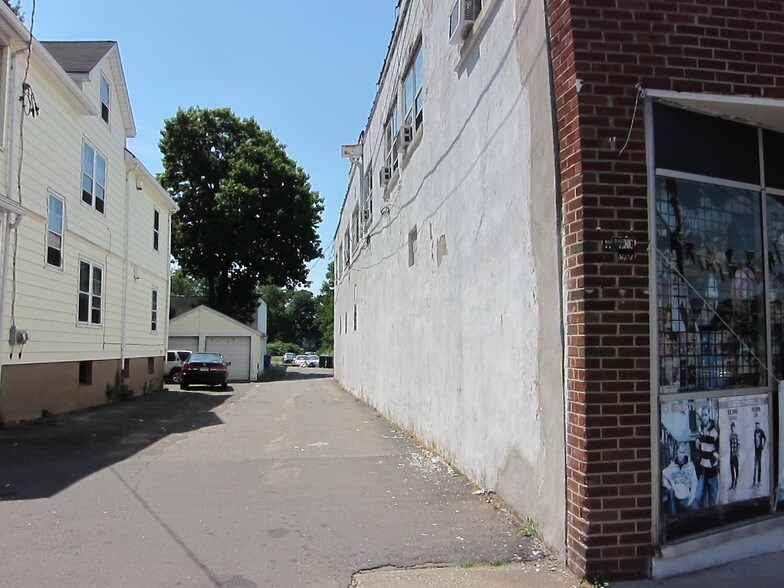 715-717 Burnside Ave, East Hartford, CT à louer - Photo du bâtiment - Image 3 de 6