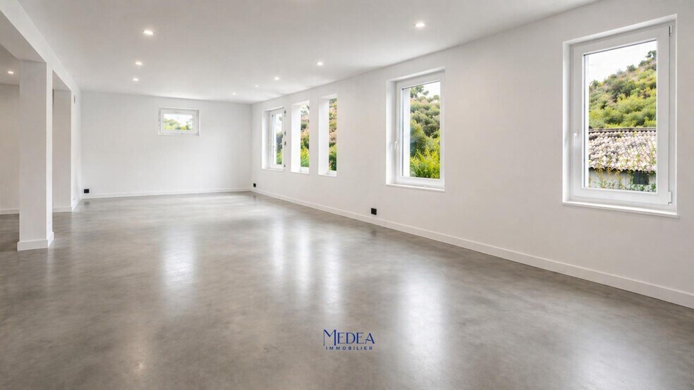 Office in Ceyreste for lease - Interior Photo - Image 2 of 2