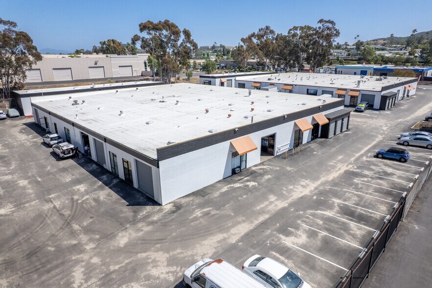 960 E Rancheros Dr, San Marcos, CA à louer - Photo du bâtiment - Image 3 de 8