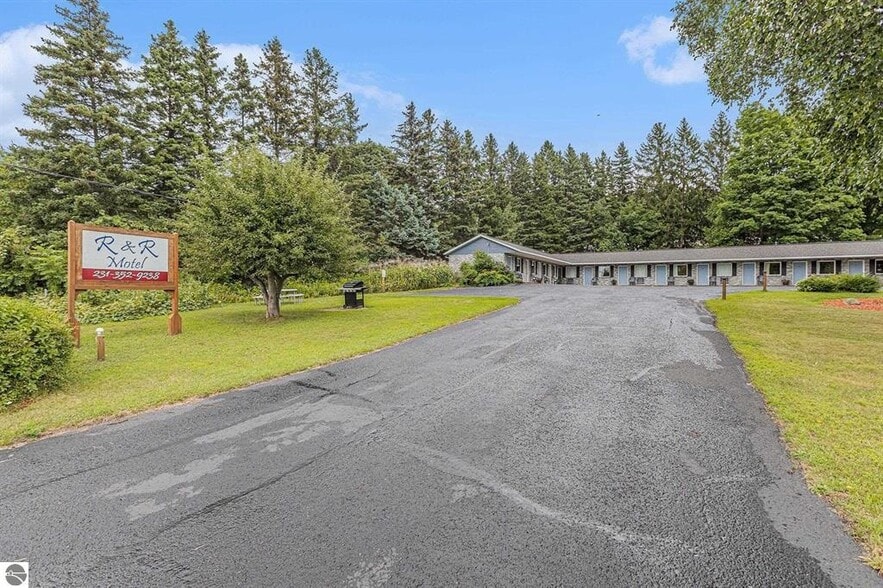 541 Lake St, Frankfort, MI for sale - Building Photo - Image 1 of 49