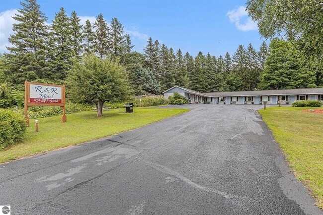 More details for 541 Lake St, Frankfort, MI - Hospitality for Sale