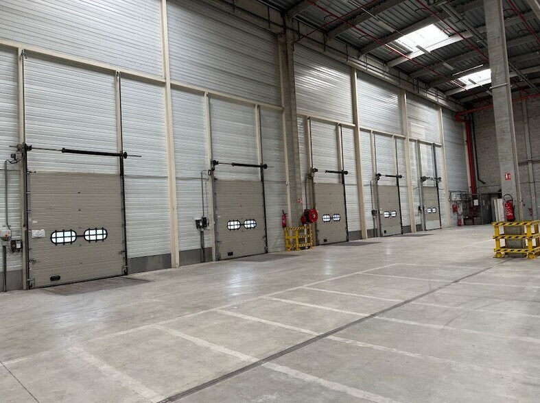 Industrial in Roissy-en-Brie for lease - Building Photo - Image 3 of 8