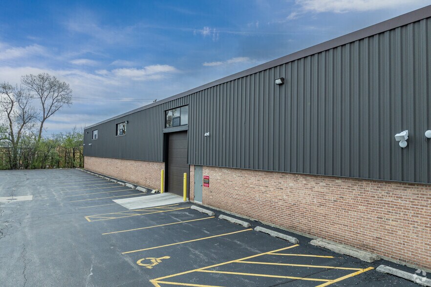 901 N Du Page Ave, Lombard, IL à louer - Photo du bâtiment - Image 3 de 5