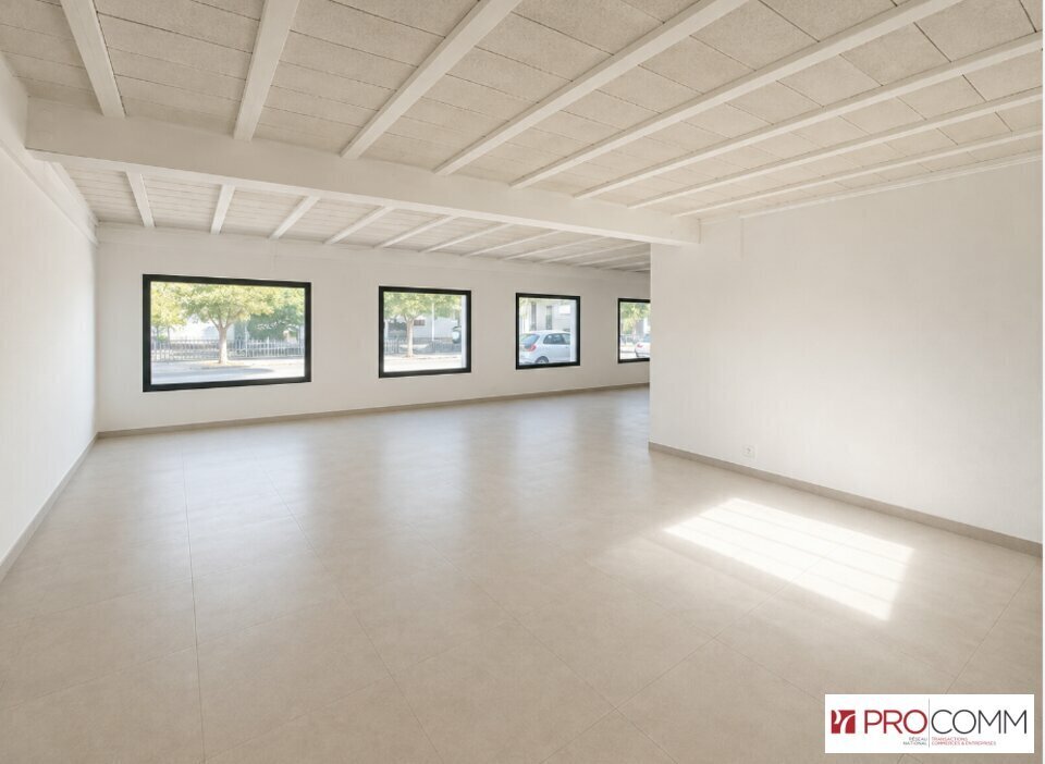 Retail in Nimes for lease Interior Photo- Image 1 of 4