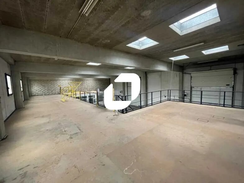 10 Rue du Moulin Vert, Vert for lease - Building Photo - Image 3 of 18