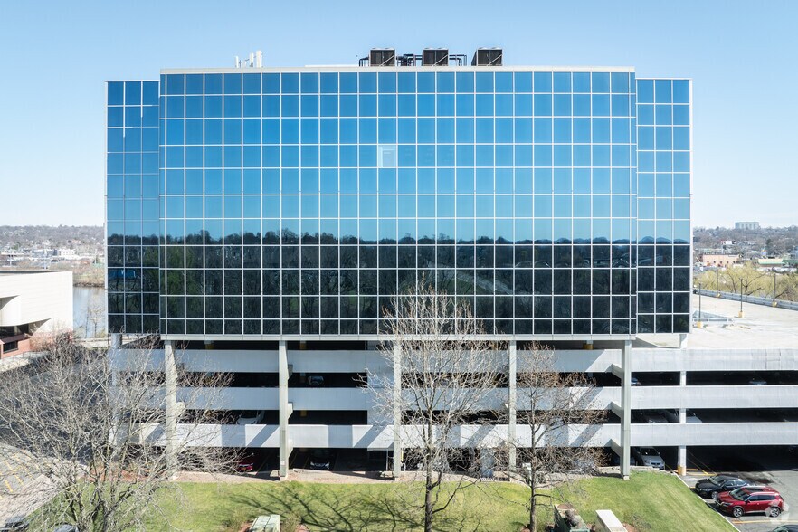 65 Challenger Rd, Ridgefield Park, NJ à louer - Photo du bâtiment - Image 3 de 7