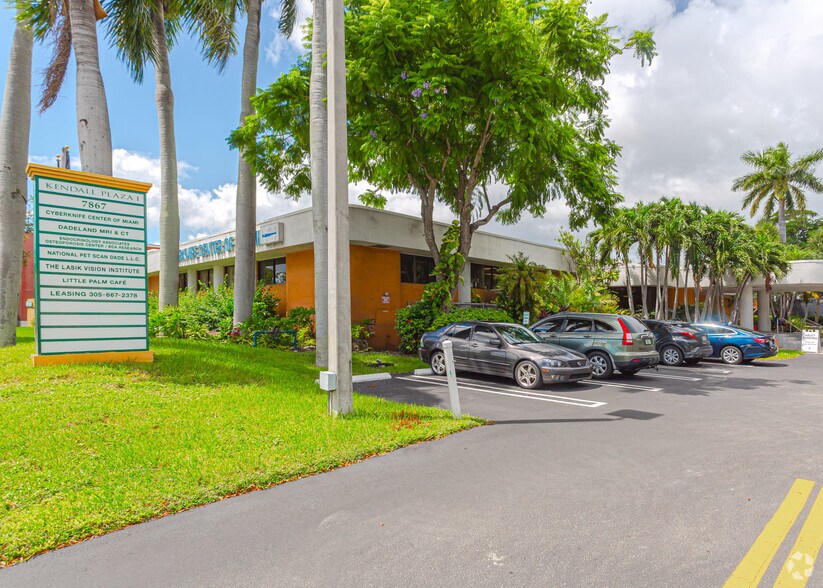 7887 N Kendall Dr, Miami, FL à louer - Photo principale - Image 1 de 1