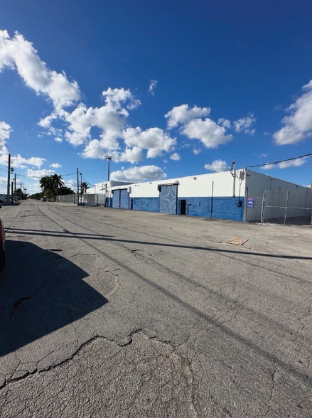 2751-2755 NW 75th St, Miami, FL for lease - Building Photo - Image 2 of 7