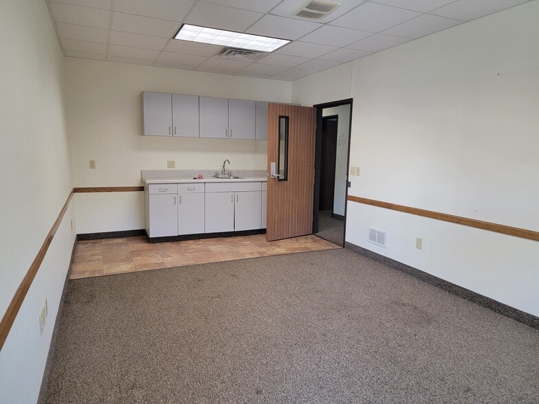 300 S Peach Ave, Marshfield, WI for lease - Interior Photo - Image 3 of 13