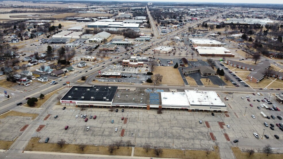 1319-1413 Creston Park Dr, Janesville, WI à vendre - Photo du bâtiment - Image 3 de 17