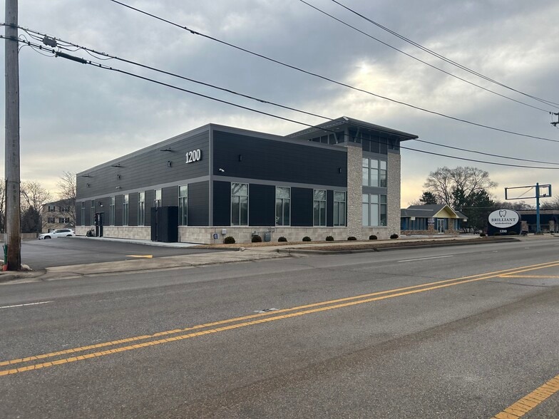 1200 N Milwaukee Ave, Libertyville, IL for lease - Building Photo - Image 2 of 4