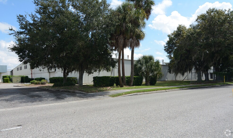2150 Whitfield Ave, Sarasota, FL à louer - Photo du bâtiment - Image 3 de 12