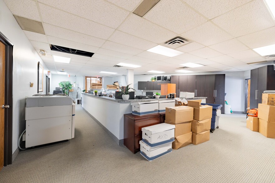 33469 W 14 Mile Rd, Farmington Hills, MI à louer - Photo du bâtiment - Image 2 de 8