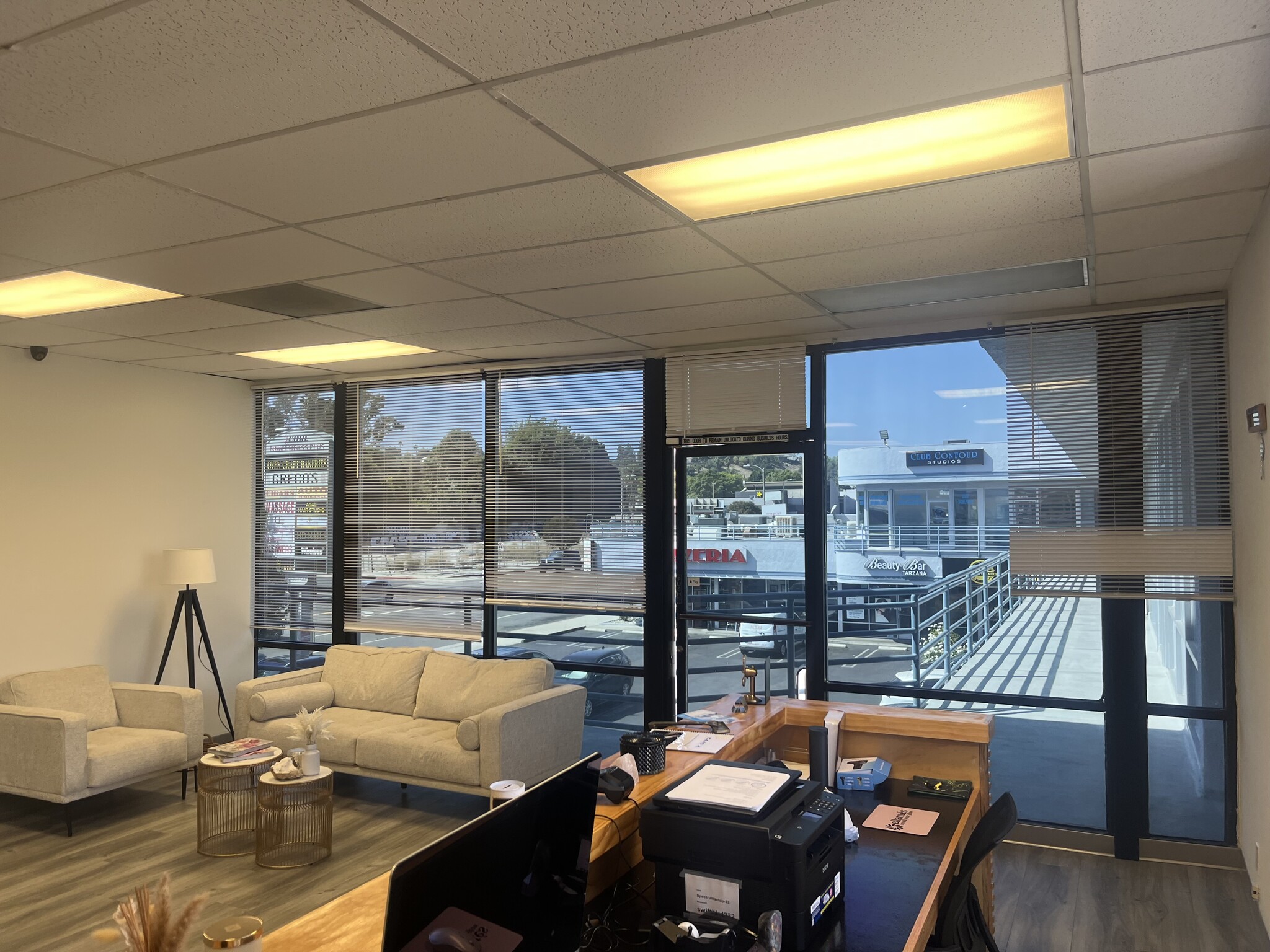 19307-19327 Ventura Blvd, Tarzana, CA for lease Interior Photo- Image 1 of 3