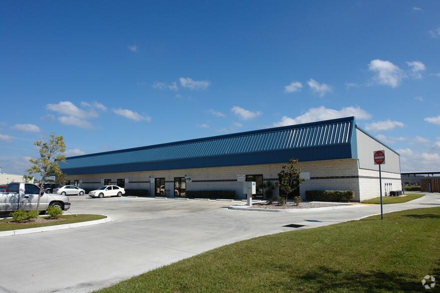 7203-7217 21st St E, Sarasota, FL for lease - Building Photo - Image 2 of 4