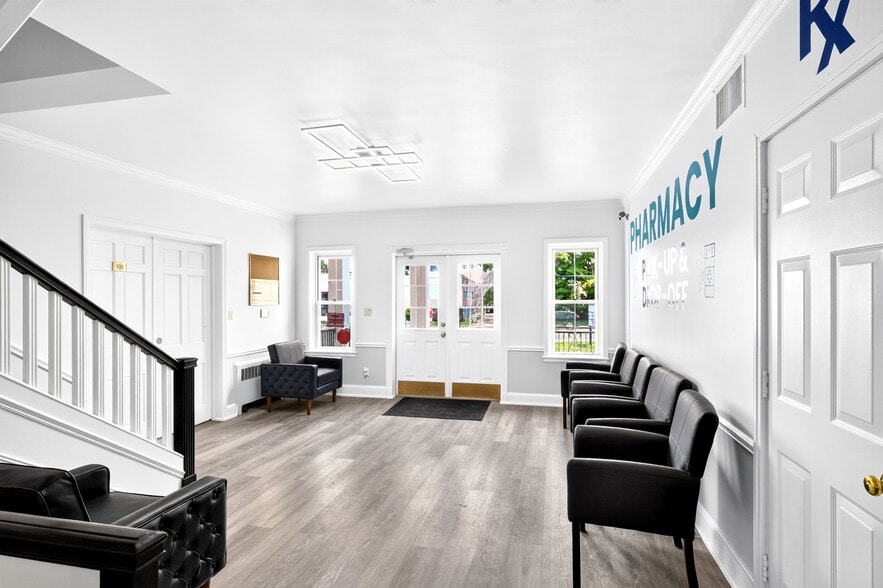 155 W Merrick Rd, Freeport, NY for lease - Lobby - Image 3 of 11