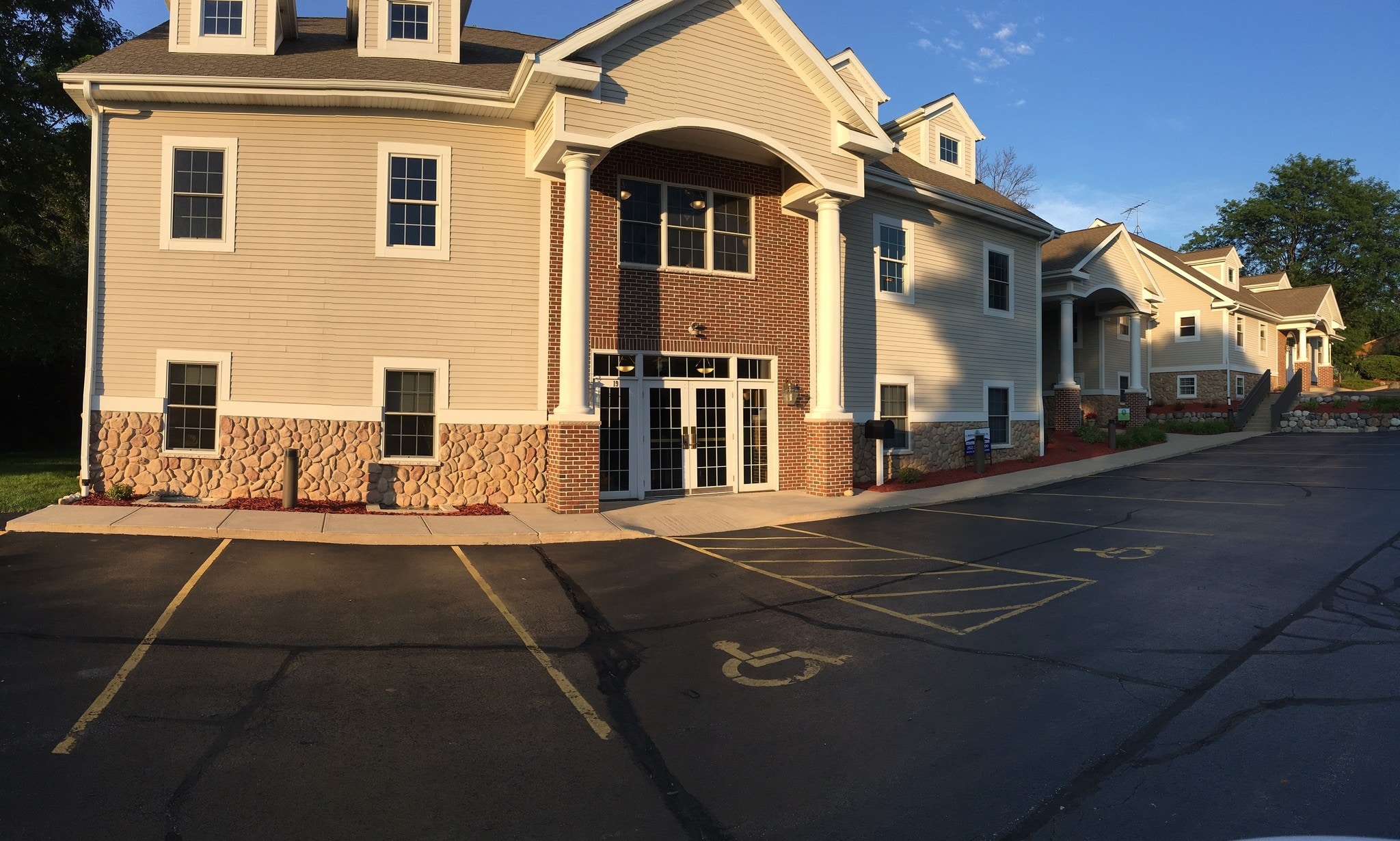 19 Crossroads Ct, Delafield, WI for lease Building Photo- Image 1 of 18