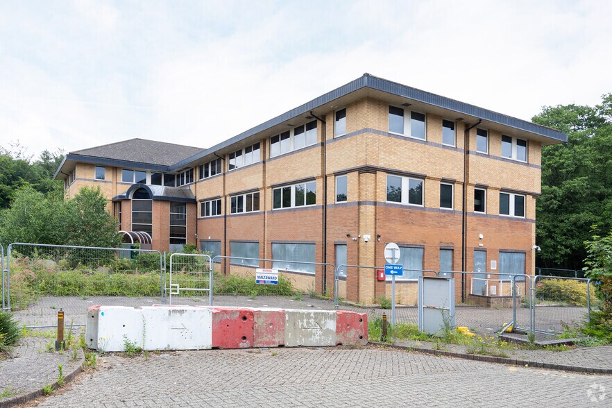 4 Brighton Rd, Crawley à louer - Photo du bâtiment - Image 2 de 2
