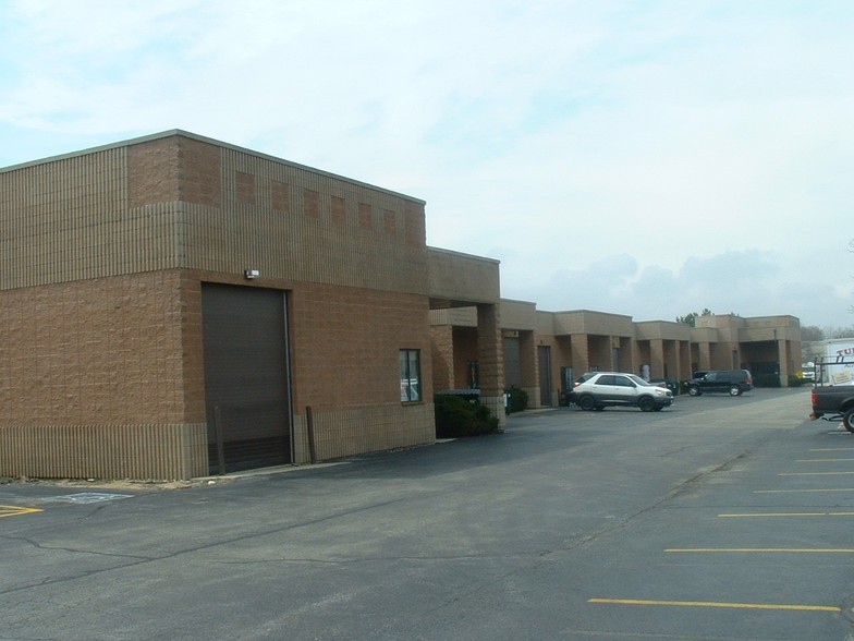 101 Ambrogio Dr, Gurnee, IL for lease - Building Photo - Image 3 of 4