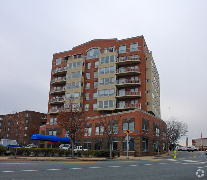 250 W Main St, Charlottesville, VA à vendre - Photo principale - Image 1 de 1