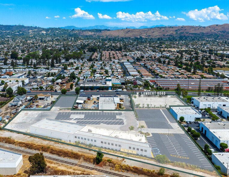 1560 W Lambert Rd, Brea, CA à louer - Aérien - Image 2 de 9